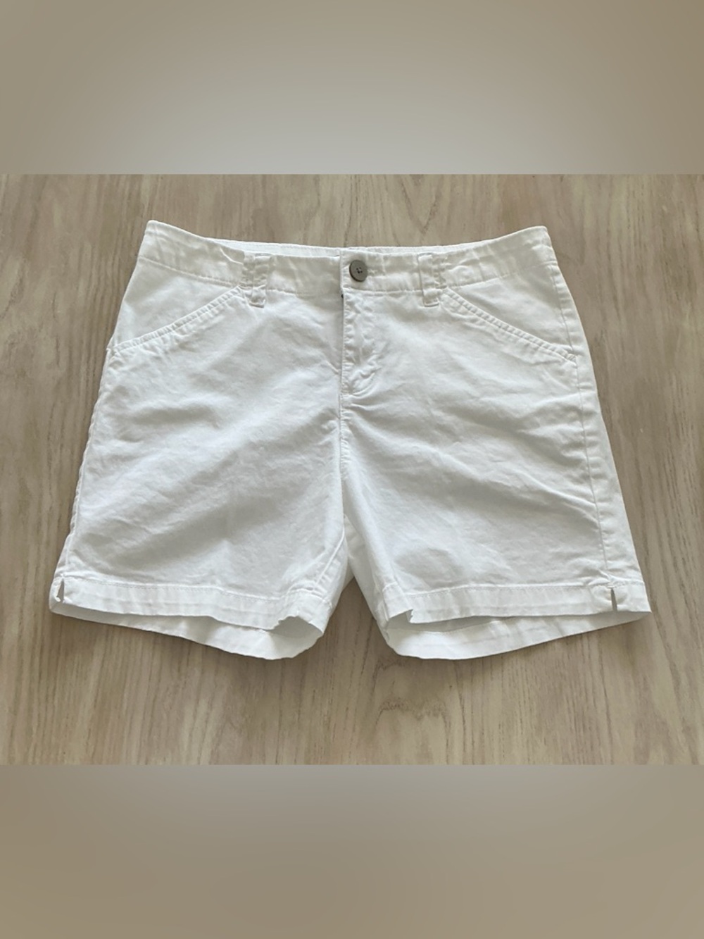 Lee Regular Fit Midrise White cotton shorts size 8